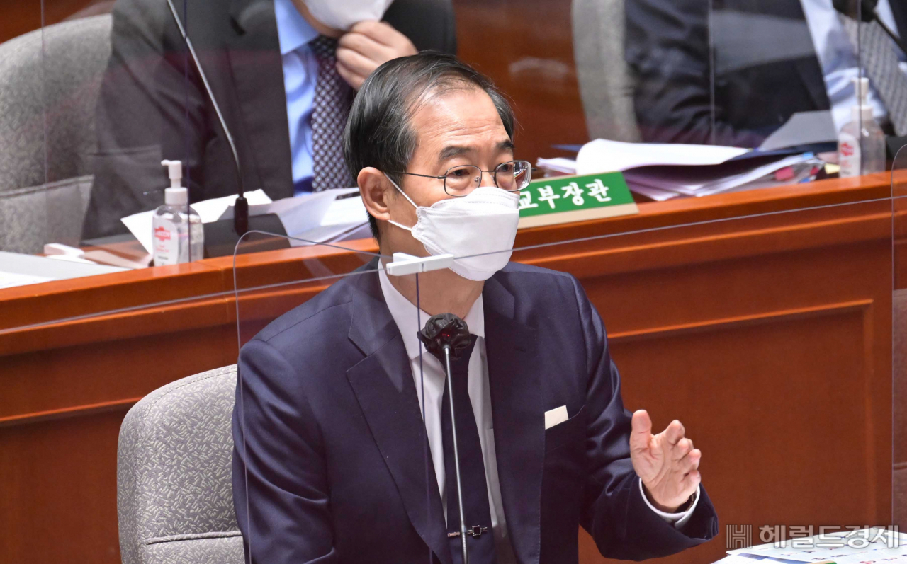 한덕수 국무총리가 8일 국회에서 열린 예산결산특별위원회 전체회의에 참석해 질의에 답변을 하고 있다. 이상섭 기자