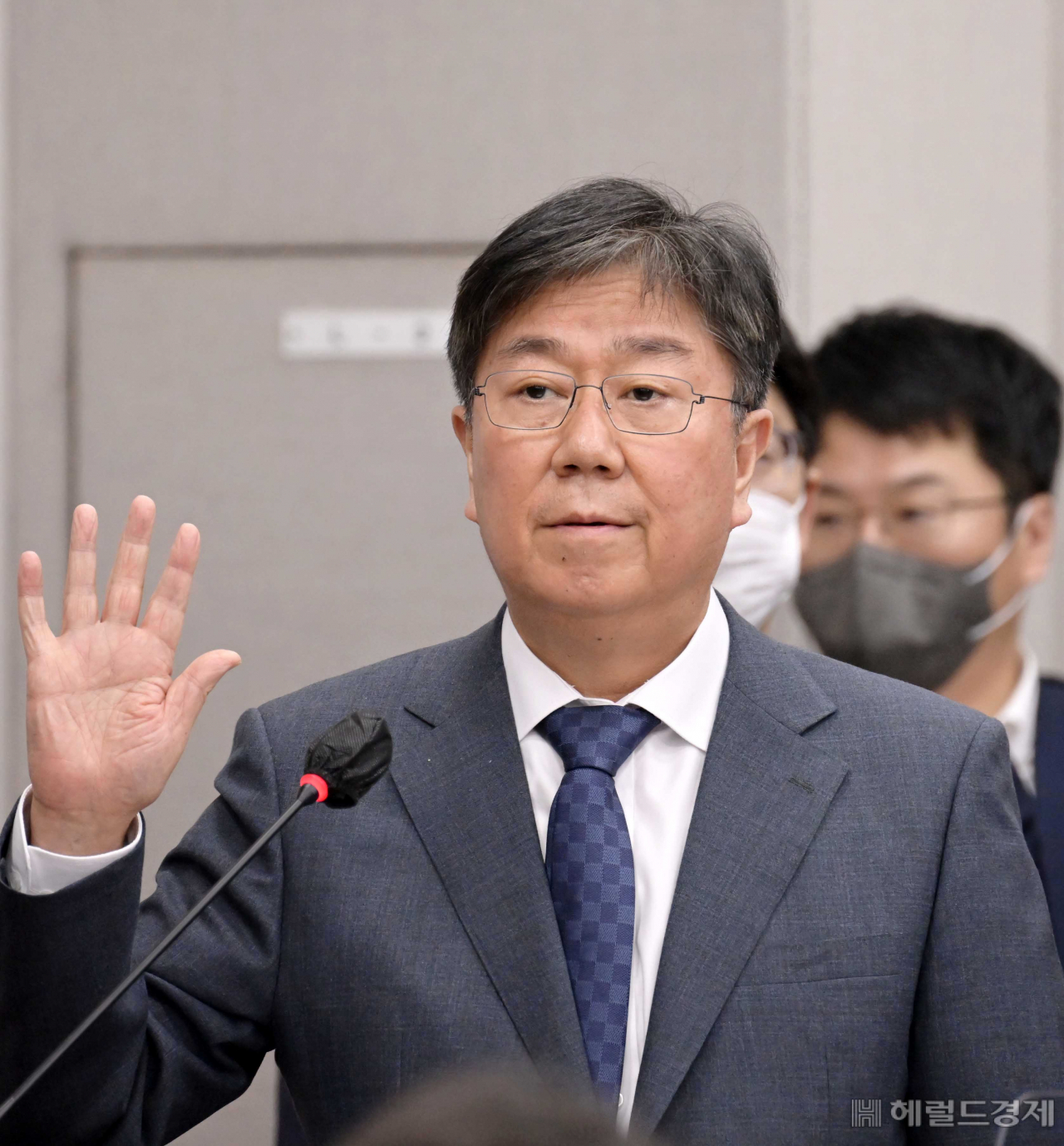 8일 오전 국회 운영위원회에서 열린 대통령비서실·국가안보실·대통령 경호처에 대한 국정감사에서 김대기 대통령 비서실장이 증인 선서하고 있다. 이상섭 기자