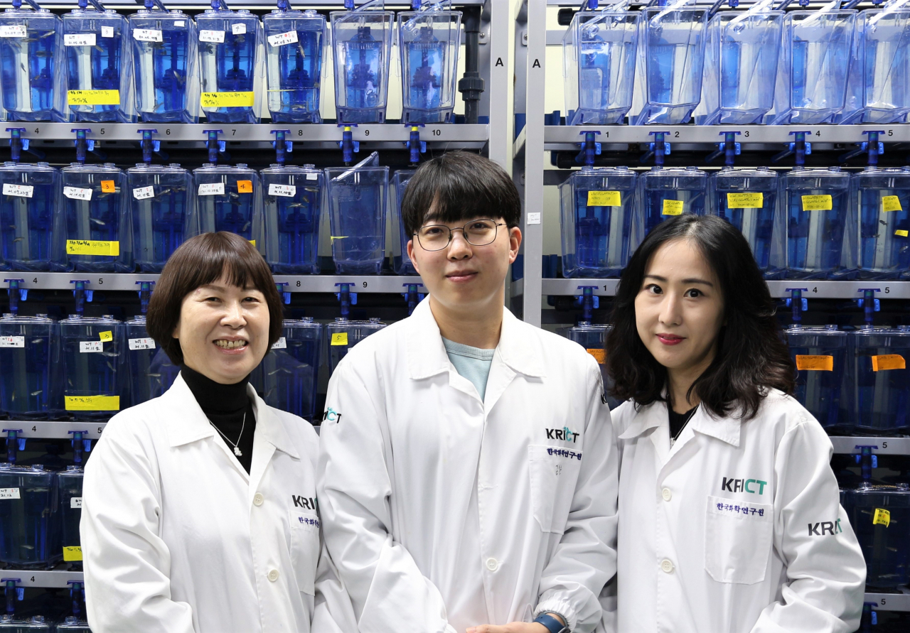 제브라피쉬 동물모델을 활용한 신경계 대사체 분석 플랫폼기술을 개발한 화학연 연구팀. 왼쪽부터 배명애 박사, 김성순 박사후연구원, 조성희 박사.[한국화학연구원 제공]