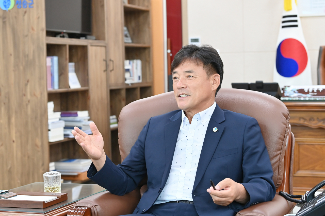 윤경희 청송군수는 8일 “전국의 많은 사람들이 올해 제16회 청송사과축제가 열리는 청송을 찾아 달콤하고 아삭한 명품사과 맛과 함께 단풍으로 붉게 물든 주왕산국립공원의 운치에도 푹 빠져보기를 바란다”고 말했다.[청송군 제공]