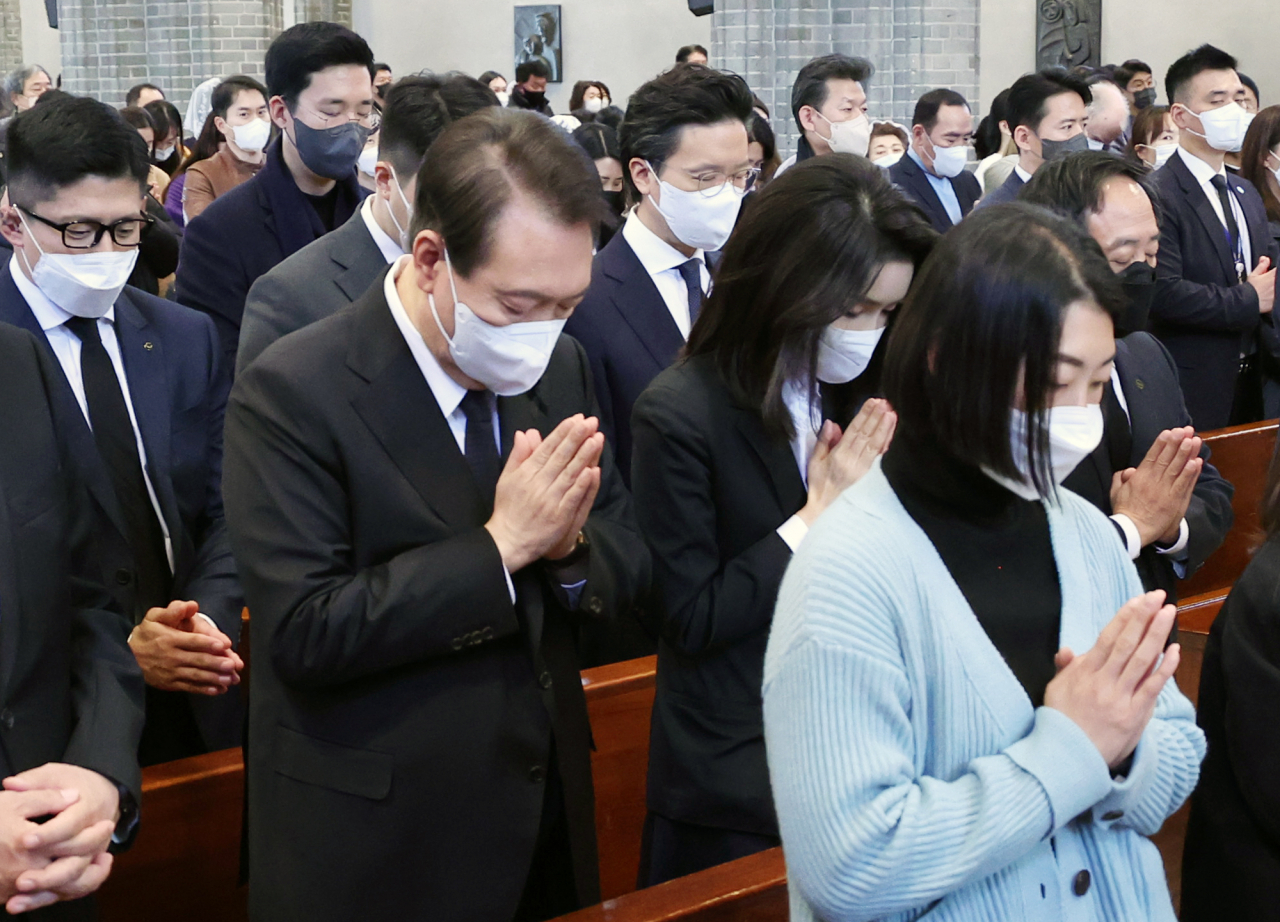 윤석열 대통령과 김건희 여사가 지난 6일 서울 중구 명동성당에서 열린 이태원 참사 희생자 추모 미사에 참석, 기도하고 있다. [연합]