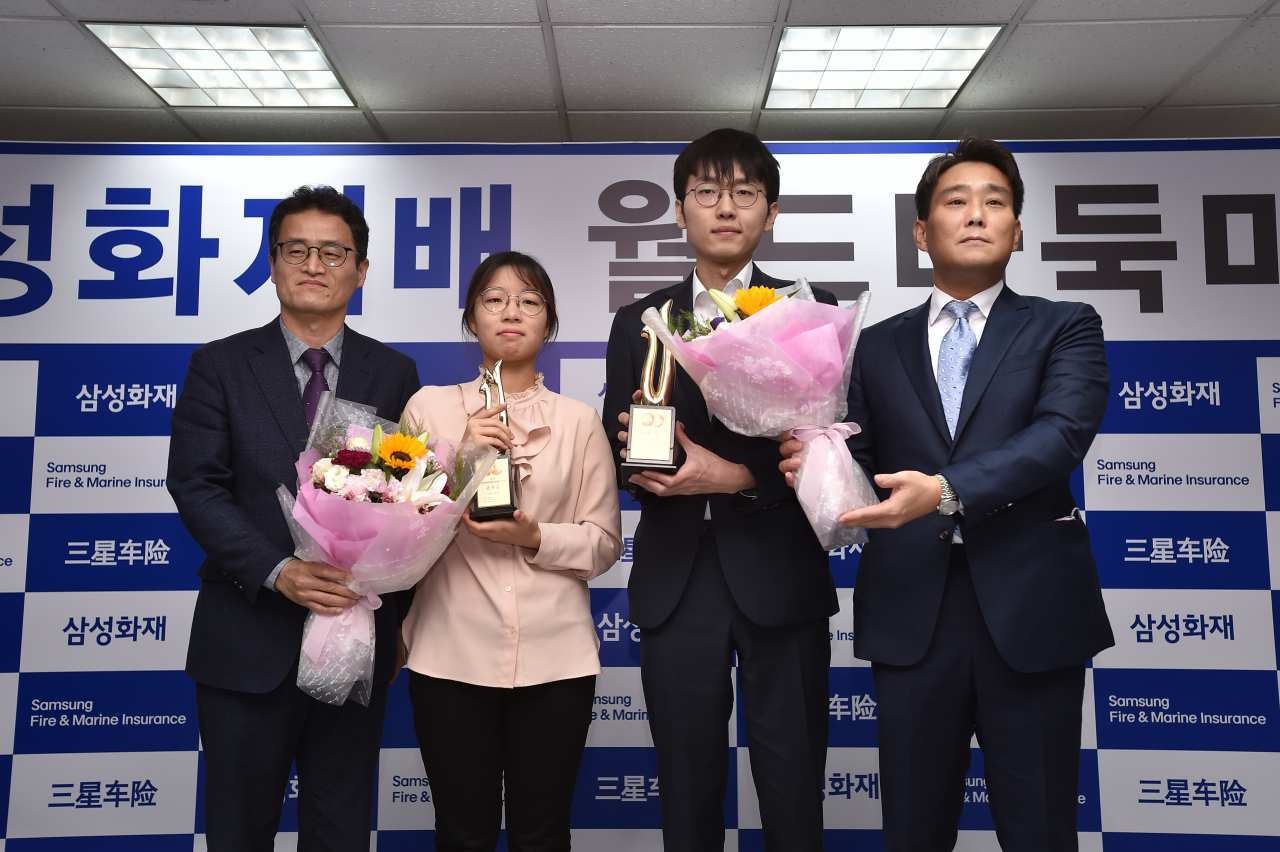 신진서와 최정이 시상대에서 포즈를 취한 모습./한국기원 제공