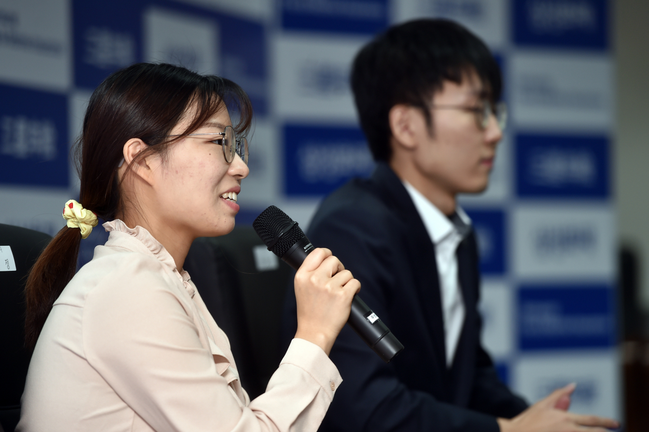 시상식 후 인터뷰를 하는 최정과 신진서. 최정은 아쉬움이 큰 듯 인터뷰 내내 눈물을 참는 모습이었다./한국기원 제공
