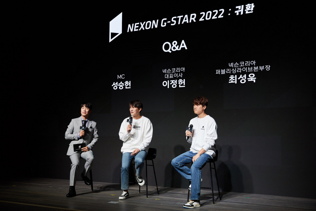 8일 경기도 넥슨 판교 사옥 1994홀에서 열린 '넥슨 지스타 2022 프리뷰'에서 이정헌 넥슨코리아 대표이사(가운데)와 최성욱 퍼블리싱라이브본부장이 기자들의 질의에 답변하고 있다. [넥슨 제공]
