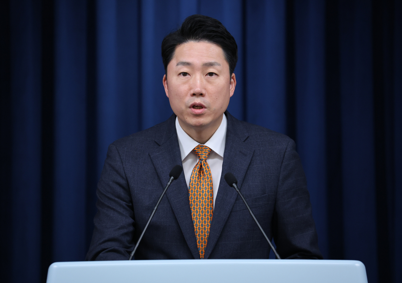 이재명 대통령실 부대변인이 8일 서울 용산 대통령실 청사에서 종합부동산세 과세 인원 증가 예상 등 현안 브리핑을 하고 있다. [연합]