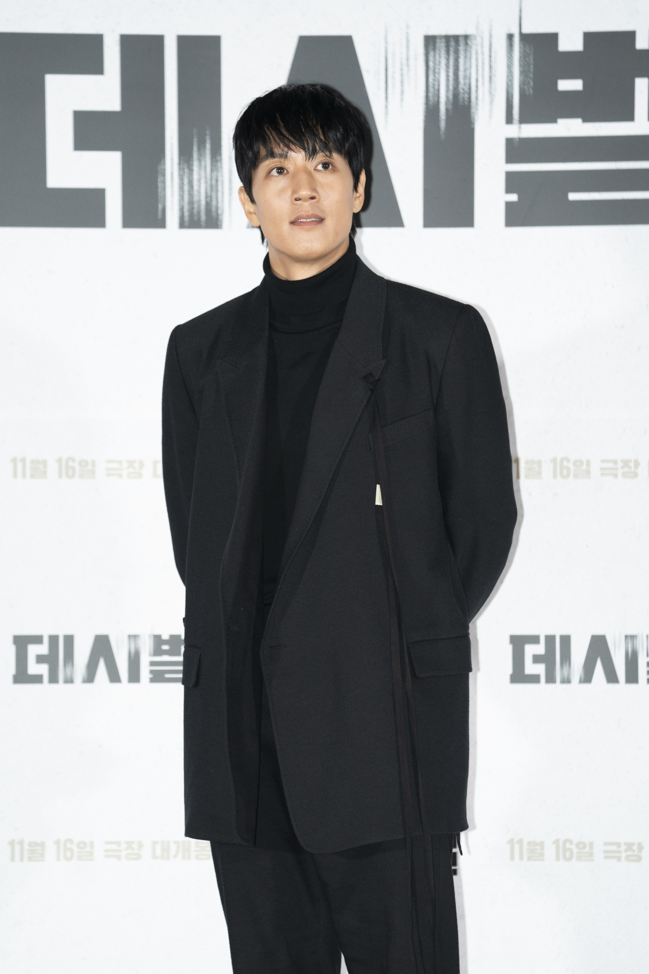 Kim Rae-won poses for photos after a press conference Monday held at CGV Yongsan (Mindmark)