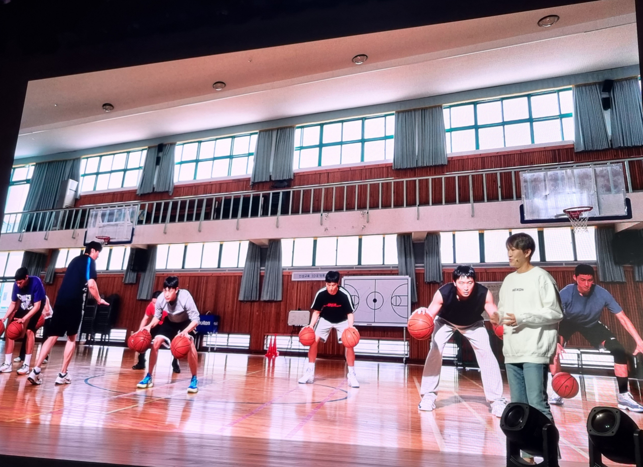 8일 경기도 판교 사옥 1994홀에서 열린 ‘넥슨 지스타 2022 프리뷰’ 기자간담회에서 이정헌 넥슨 대표가 영화 ‘리바운드’를 소개하고 있다. 김현일 기자/joze@heraldcorp.com