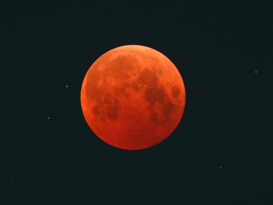 8일 20시 12분 개기월식 사진. 달의 왼쪽 위에 보이는 천체가 천왕성이다. [한국천문연구원]