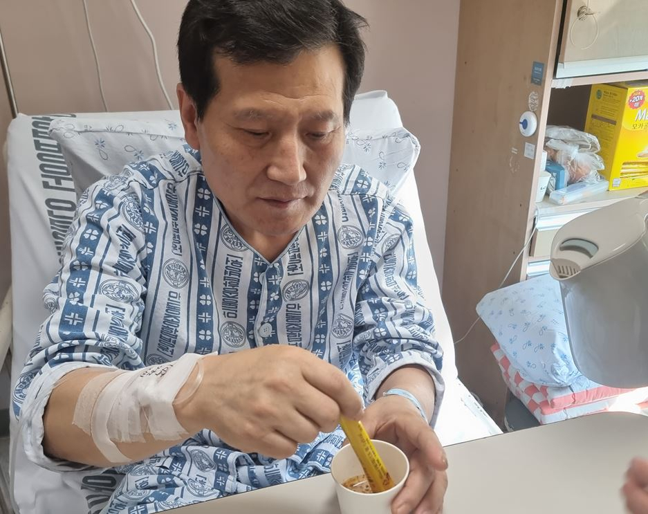 경북 봉화군 광산 매몰 사고로 221시간 동안 고립됐다가 생환한 광부 박정하(62) 씨가 8일 커피믹스를 타고 있다. 그와 작업보조원 박씨(56)가 고립 기간 커피믹스 30개를 사흘에 걸쳐 식량 대용으로 마셨단 사실이 세간에 알려지며 화제를 불러일으키고 있다. [연합]