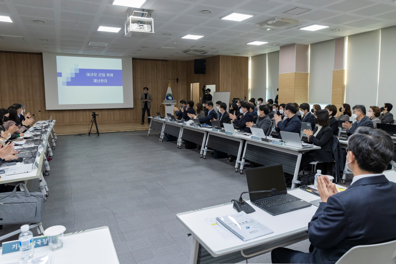 서울 영등포구청 5급 이상 간부들이 8일 지역 축제와 행사장 안전사고 예방을 위한 교육을 듣고 있다. [영등포구 제공]