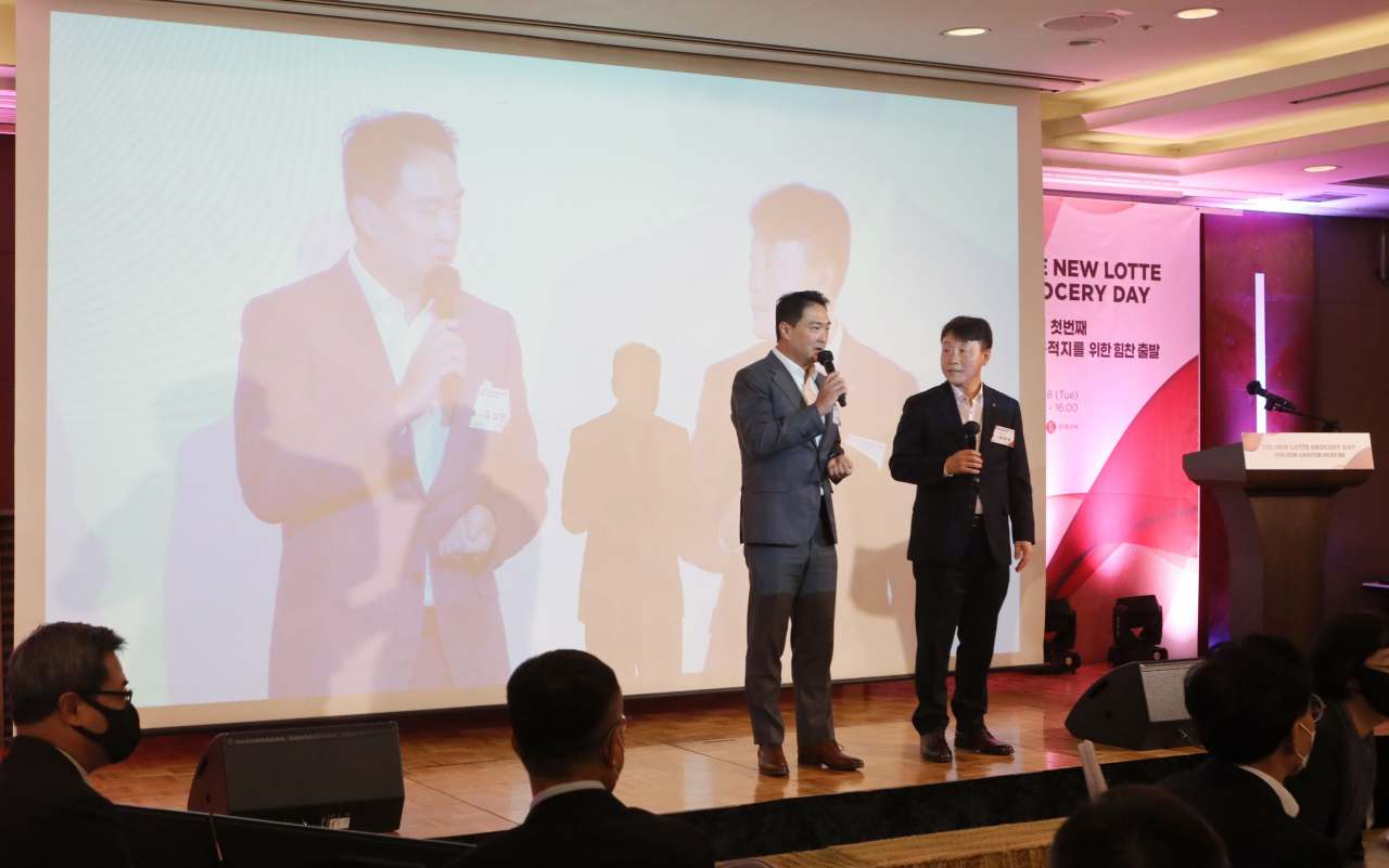 서울 롯데호텔월드에서 진행된 'The New Lotte Grocery Day'에서 강성현 롯데마트 대표이사와 남창희 롯데슈퍼 대표이사가 콘퍼런스에 참석한 파트너사에 감사 인사를 하는 모습. [롯데마트 제공]