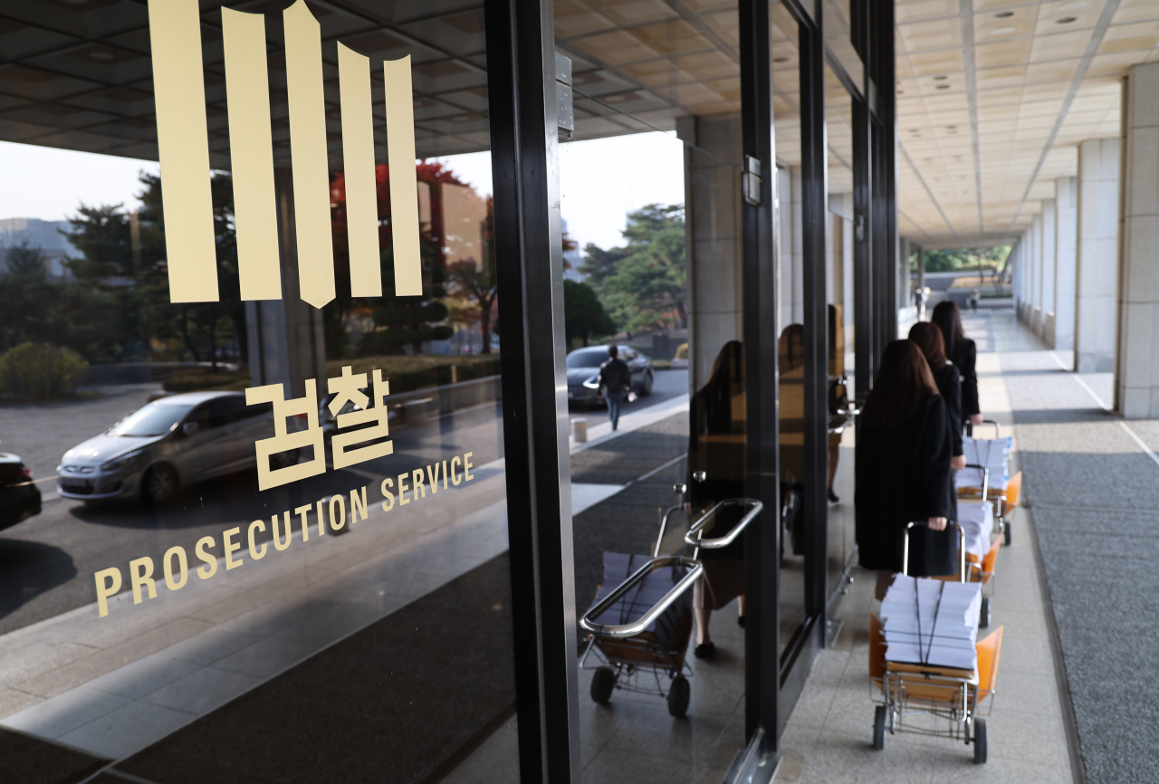 Stacks of documents are moved into the Seoul Central Prosecutors Office on Tuesday. (Yonhap)