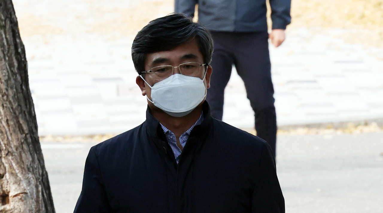 ‘서해 공무원 피격 사건’ 관련 기밀 정보 삭제 혐의로 구속된 서욱 전 국방부 장관이 지난 8일 오후 서울구치소를 나오고 있다. 법원은 서 전 장관의 구속적부심 요청에 보증금 1억원 납입 등의 조건으로 석방했다. [연합]