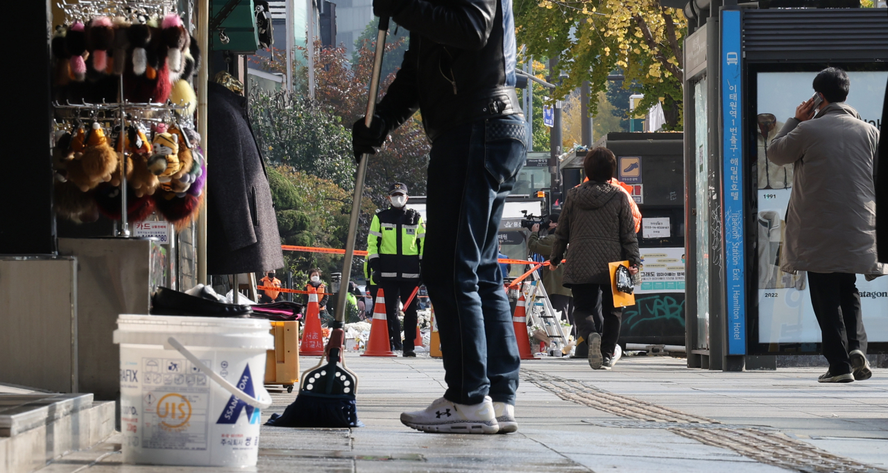 이태원 참사 국가애도기간 종료 후 첫 월요일인 지난 7일 오전 이태원 사고 현장 인근에서 한 상인이 영업준비를 하고 있다. 이태원 상인들은 애도기간 동안 휴업했다(사진은 기사 내용과 관련없음). [연합]