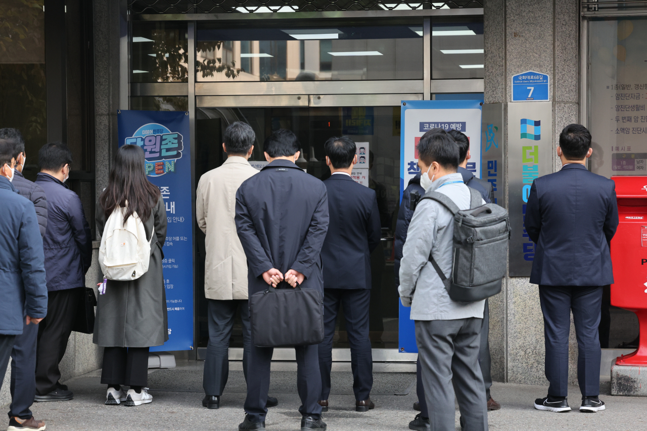 서울중앙지검 관계자들이 9일 오전 여의도 더불어민주당 중앙당사 내 정진상 당대표 정무조정실장의 사무실 압수수색을 하기 위해 도착해 있다. [연합]