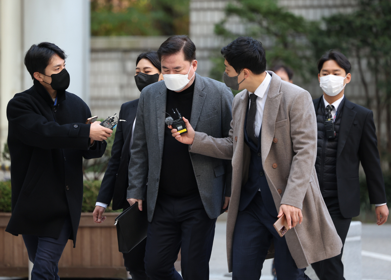 유동규 전 성남도시개발공사 본부장이 지난 7일 오전 서울 서초구 서울중앙지방법원에서 열린 대장동 개발 사업 로비·특혜 의혹 관련 속행 공판에 출석하기 위해 법정으로 향하고 있다. [연합]