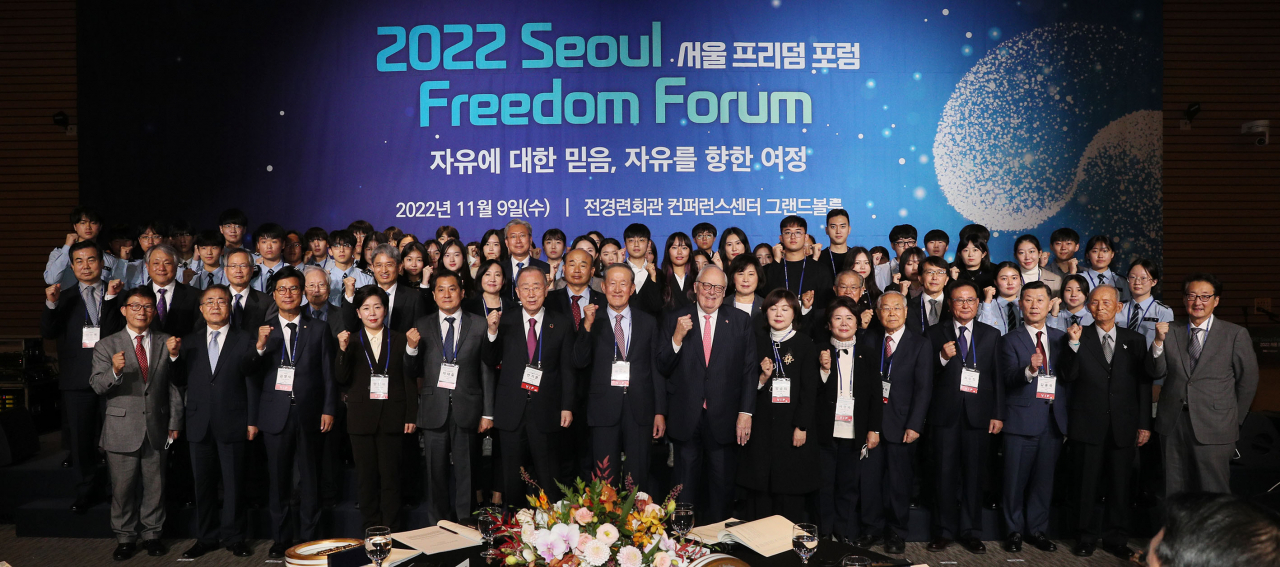 전국경제인연합회가 9일 서울 여의도 전경련 컨벤션센터에서 ‘2022 서울 프리덤 포럼’을 개최했다. 허창수(앞줄 왼쪽 일곱번째) 전경련 회장, 에드윈 퓰너(앞줄 오른쪽 여덟번째) 헤리티지재단 창립자, 반기문(앞줄 왼쪽 여섯번째) 전 UN 사무총장 등 참석자들이 행사 전 기념사진을 찍고 있다. [전경련 제공]
