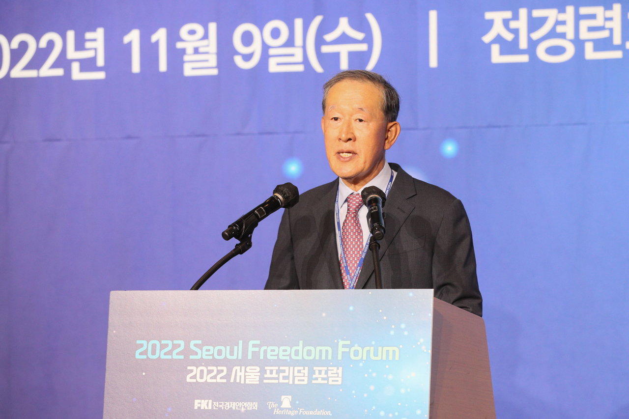 허창수 전국경제인연합회 회장이 9일 서울 여의도 전경련 컨벤션센터에서 열린 ‘2022 서울 프리덤 포럼’에서 개회사를 하고 있다. [전경련 제공]