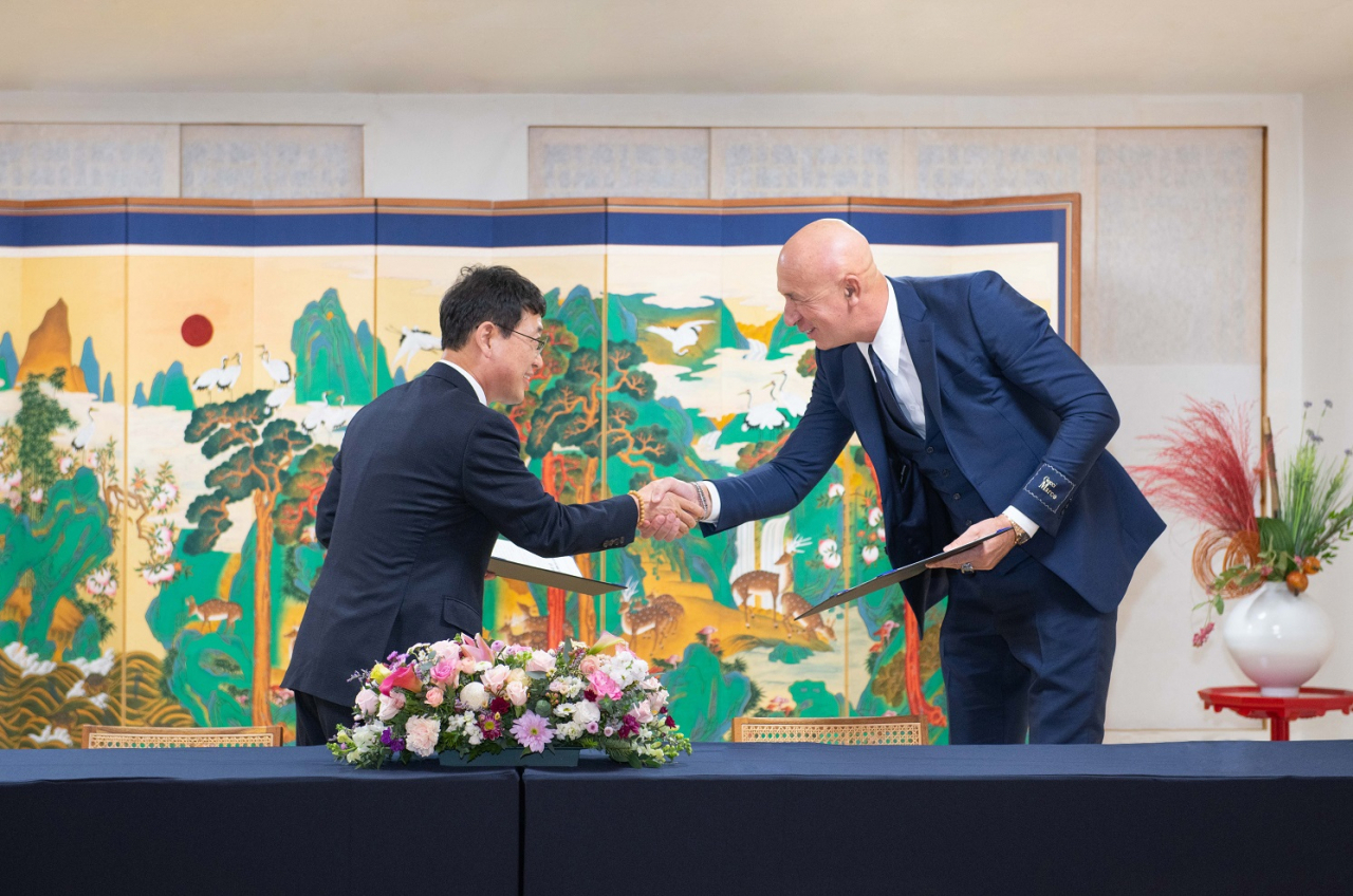 마르코 비자리 구찌 회장이 최응천 문화재청장과 악수하고 있다.
