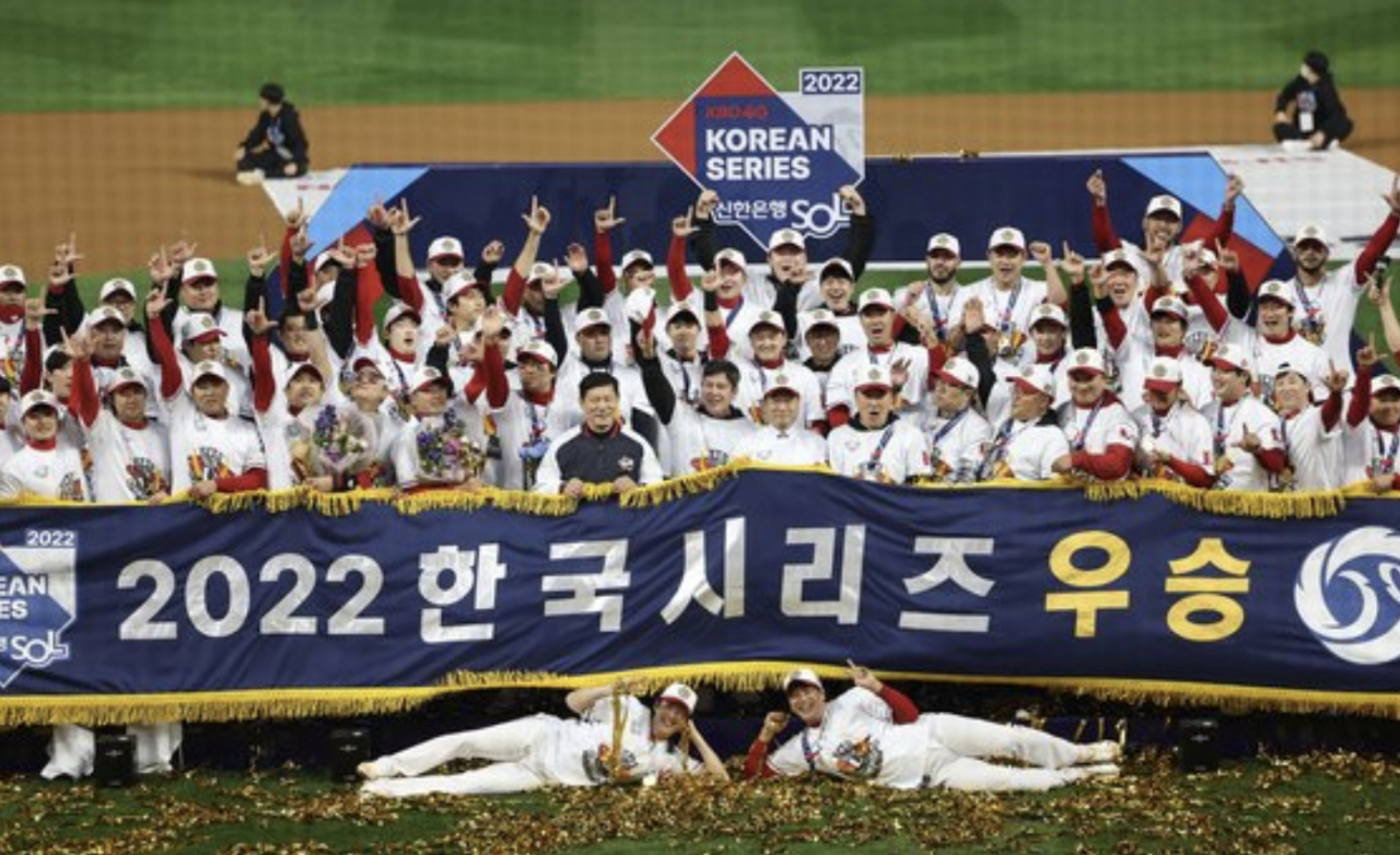 정용진 신세계그룹 부회장이 구단주인 SSG 랜더스가 창단 2년 만에 한국시리즈 첫 우승을 차지했다. [연합]