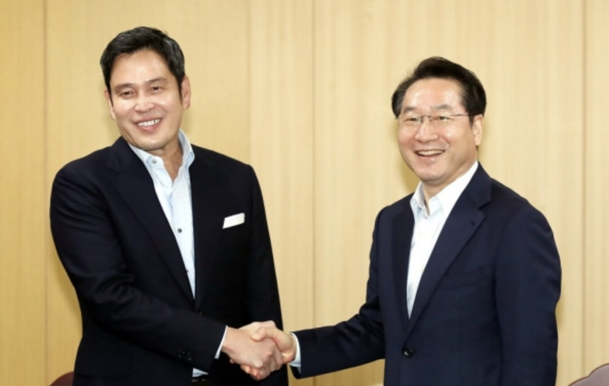 정용진 신세계그룹 부회장이 유정복 인천시장과 만나 돔구장 건립에 대한 포괄적 협력에 합의했다. [연합]