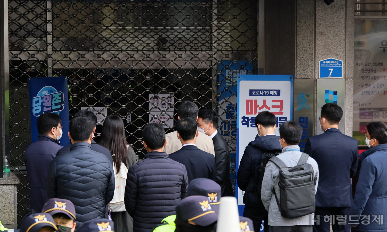 검찰 관계자들이 9일 서울 여의도 더불어민주당 중앙당사 내 정진상 당대표 정무조정실장의 사무실 압수수색을 하기 위해 도착해 있다. 이상섭 기자