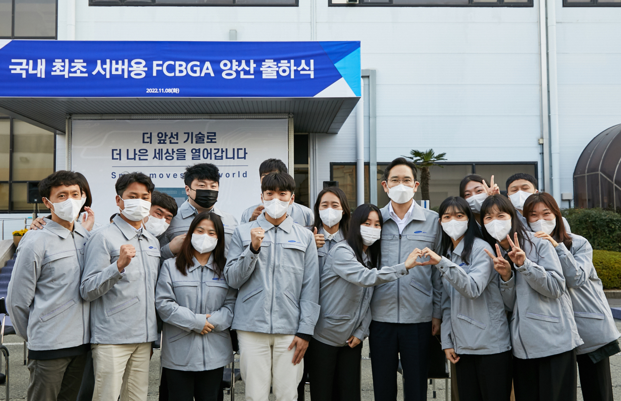 이재용 삼성전자 회장이 지난 8일 삼성전기 부산사업장에서 열린 서버용 FCBGA 출하식에 참석해 임직원들과 기념촬영을 하고 있다.[삼성전자 제공]