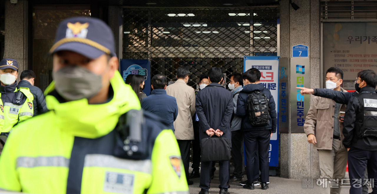 검찰 관계자들이 9일 서울 여의도 더불어민주당 중앙당사 내 정진상 당대표 정무조정실장의 사무실 압수수색을 시도하자 철제셔터를 내리고 당직자들이 이들을 막아서고 있다.이상섭 기자