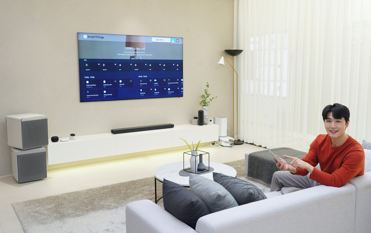 삼성전자 모델이 삼성 디지털프라자 용인구 성본점에서 스마트싱스(SmartThings) 기반 홈 IoT 솔루션을 적용한 스마트 아파트 서비스를 소개하고 있다.[삼성전자 제공]