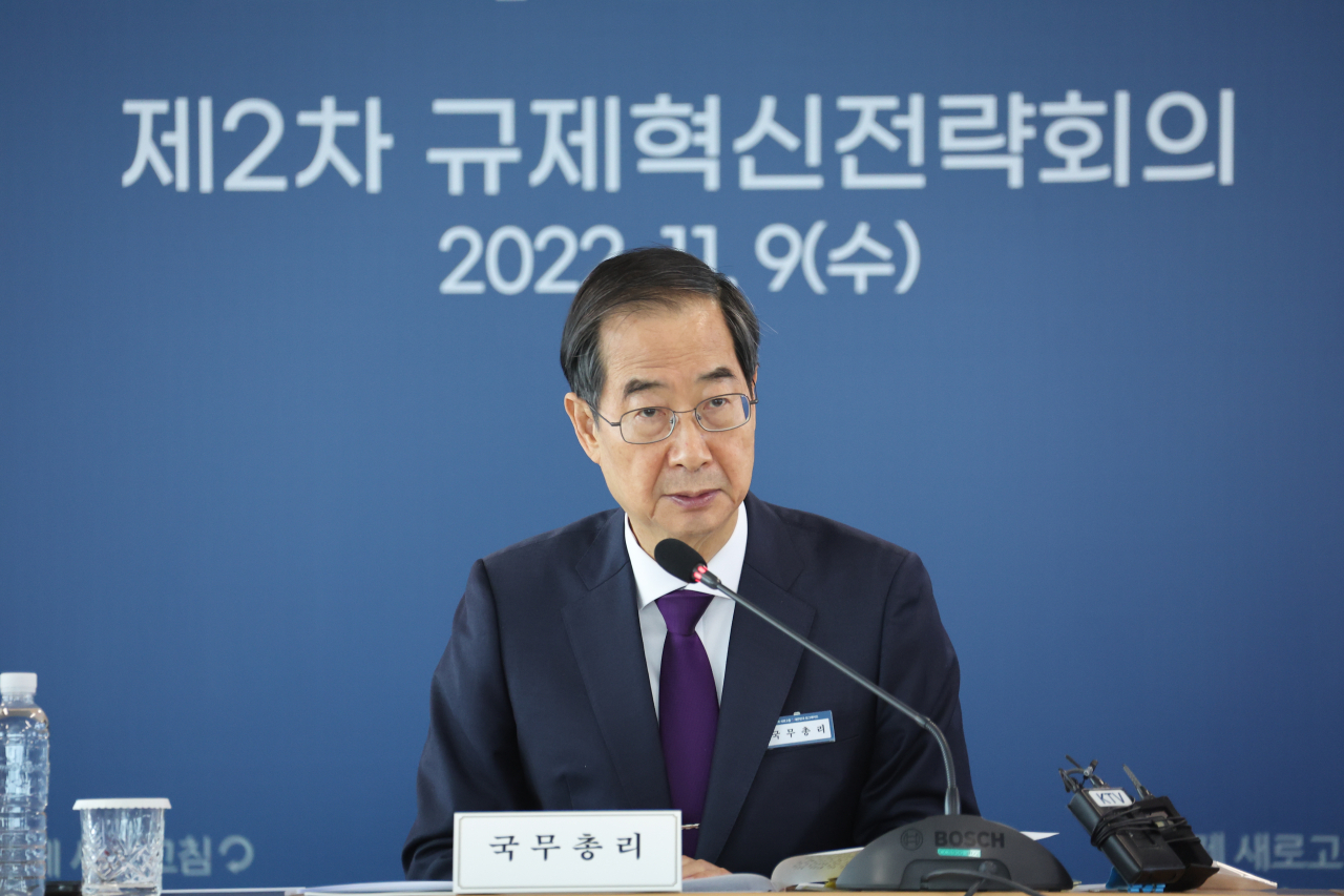 한덕수 국무총리가 9일 인천 선광 신컨테이너터미널에서 관계부처 장관과 경제단체장, 규제개혁위원회 위원, 민간 전문가 등이 참석해 열린 제2차 규제혁신전략회의를 주재하고 있다. [연합]