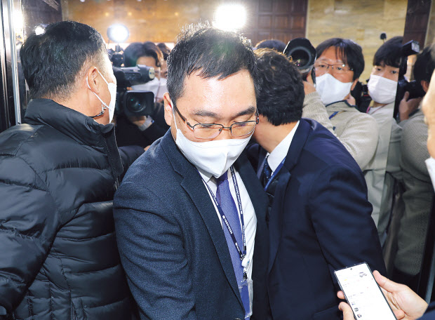 9일 여의도는 검찰의 더불어민주당사 및 국회 본청 민주당대표 비서실 동시 압수수색 시도로 전운이 감돌았다. 검찰 관계자들이 이날 오전 서울 여의도 더불어민주당 중앙당사 내 정진상 당대표 정무조정실장의 사무실 압수수색을 시도하자 당직자들이 철제 셔터를 내리고 막아서고 있다(위쪽사진). 비슷한 시각 또 다른 검찰 관계자가 국회 본청 내 민주당대표 비서실 압수수색을 위해 국회의장을 면담한 후 사무실에서 나오고 있다. 이상섭 기자·연합