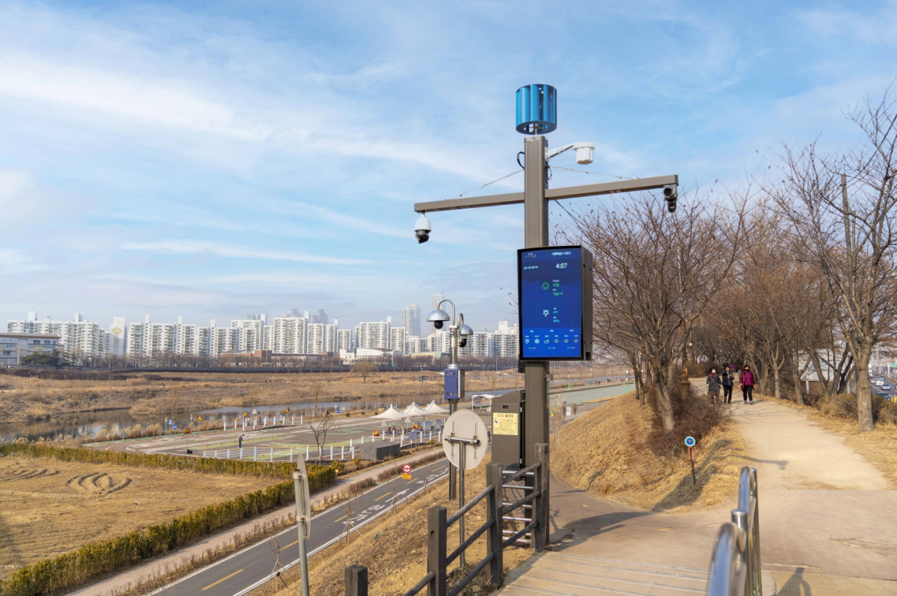 2021년 안양천에 설치된 다기능 스마트폴. [구로구 제공]