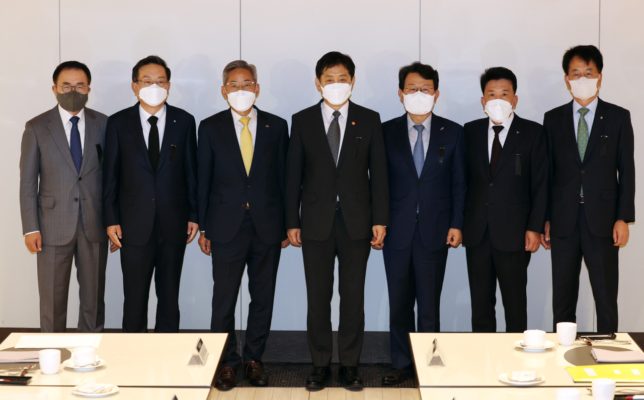 FSC Chairman Kim Joo-hyun (center) poses for a photo with the chiefs of the nation's top five banking groups in central Seoul on Nov. 1. (Yonhap)