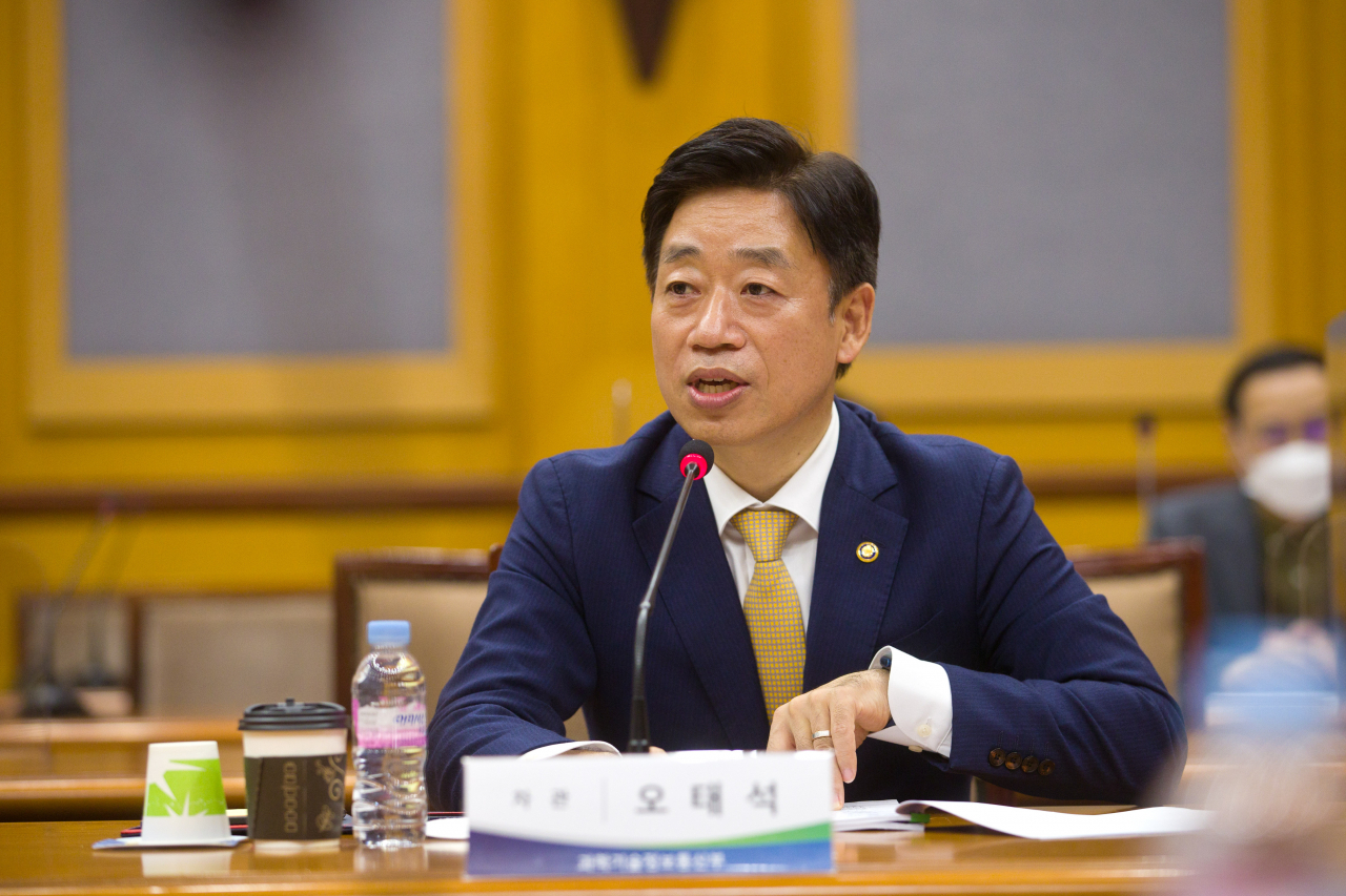 오태석 과학기술정보통신부 제1차관이 출연연 우수성과 연구자 간담회에서 수상자들과 대화를 나누고 있다.[과기정통부 제공]
