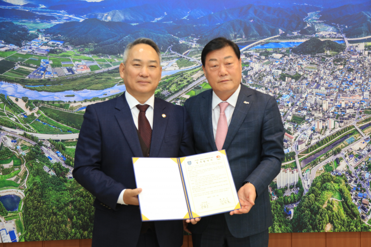 무학은 경남 합천군과 상생발전을 위한 협약을 가지고 합천쌀 영호진미 2톤을 구매했다. (왼쪽부터 이종수 무학 사장, 김윤철 합천군수) [무학 제공]