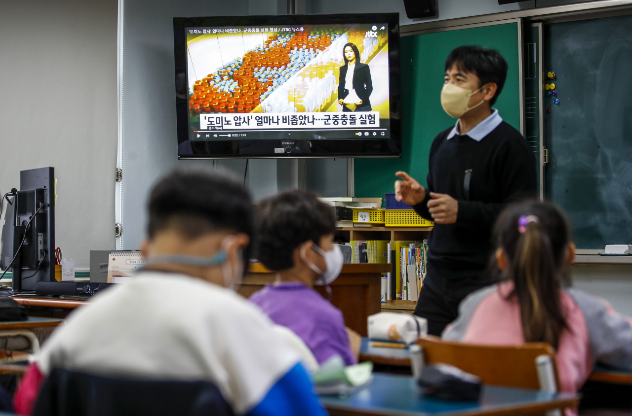 지난 1일 오전 서울 용산구에 위치한 한 초등학교에서 학생들이 가슴에 검은색 리본을 달고 압사사고 관련 안전교육을 받고 있다. [연합]