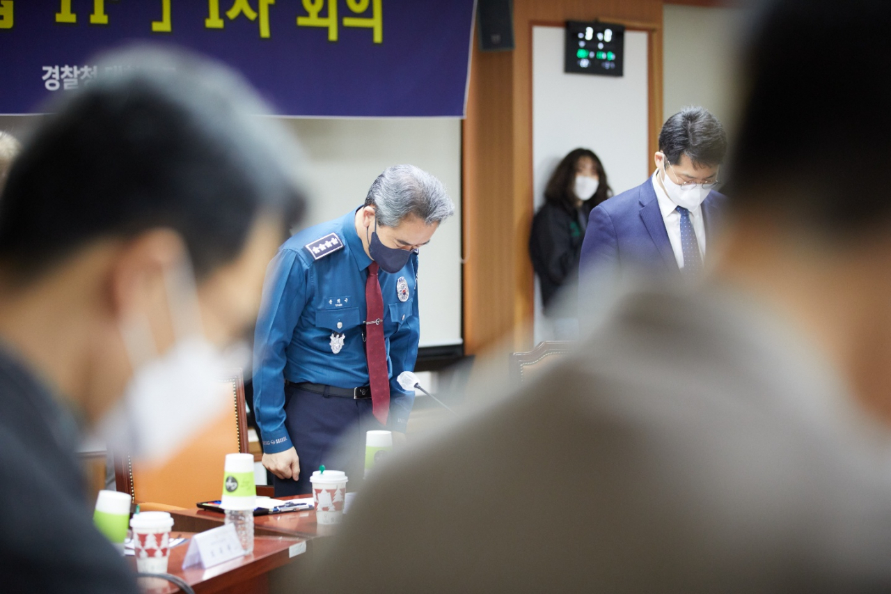 윤희근 경찰청장이 9일 서울 서대문구 경찰청에서 열린 인파관리 대책 TF에서 이태원 참사 희생자들을 위한 묵념을 하고 있다. [경찰청 제공]