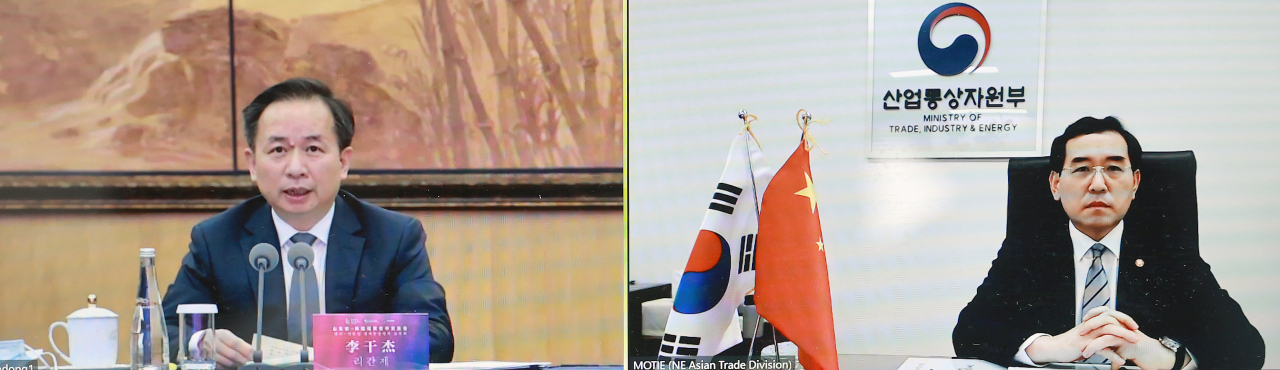 이창양 산업통상자원부 장관(오른쪽)이 9일 정부서울청사 집무실에서 리간제 중국 산둥성 당서기와 화상 면담을 통해 산업·공급망 및 물류 협력 등의 강화방안을 논의하고 있다. [연산업통상자원부 제공]