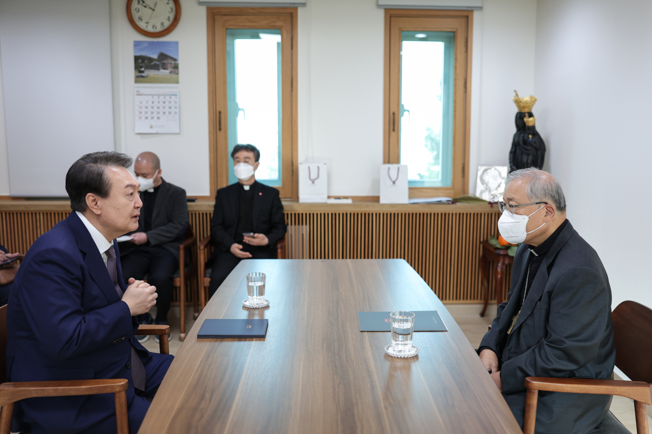 윤석열 대통령이 9일 서울 종로구 가톨릭대학교 주교관에서 염수정 추기경과 환담하고 있다. [연합]