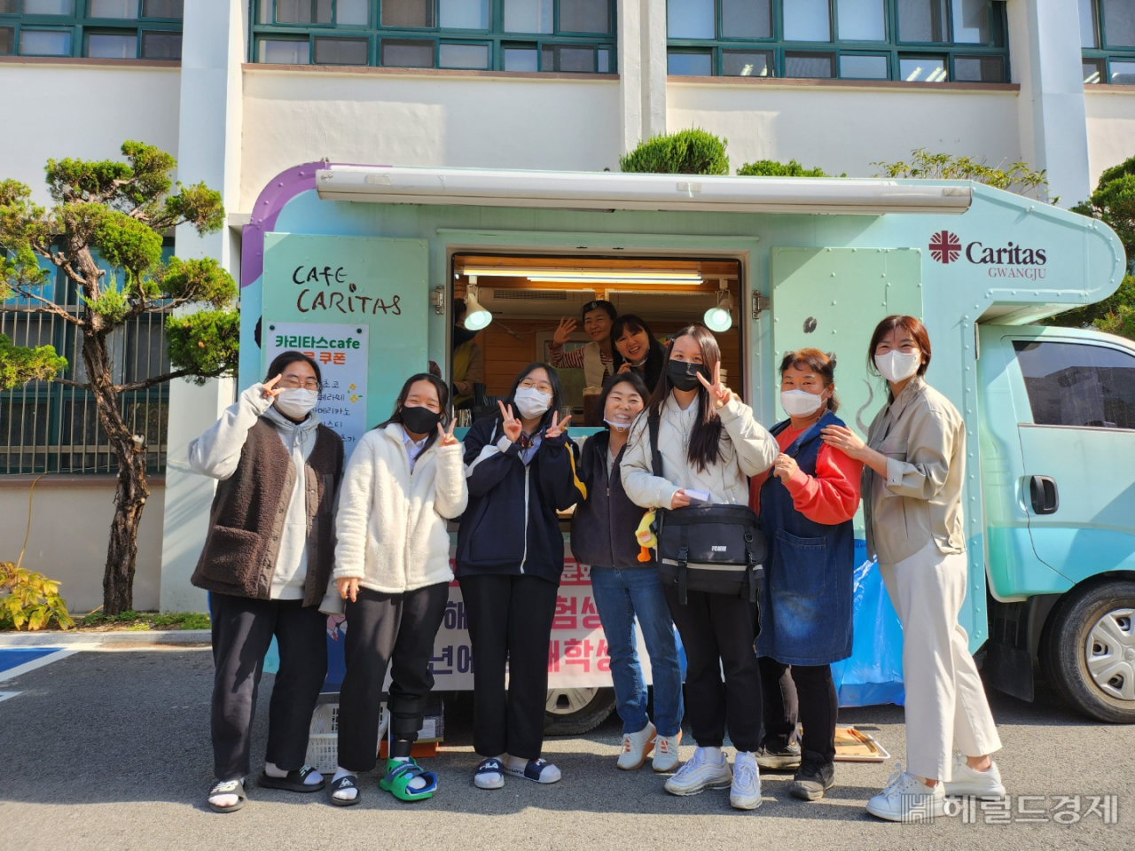 대광여고 총동문회가 9일 모교를 찾아 수능을 앞둔 후배들 격려에 나섰다. 서인주 기자