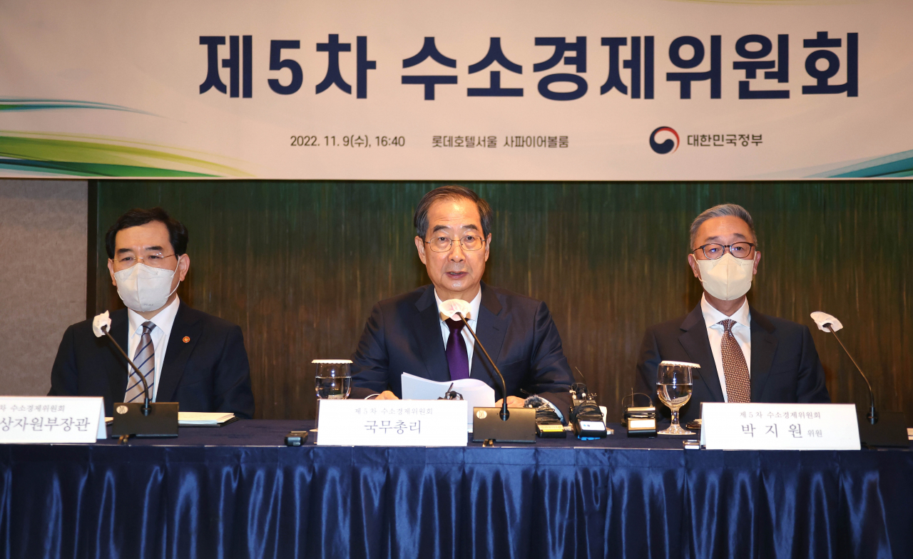 한덕수 국무총리(가운데)가 9일 서울 중구 롯데호텔에서 열린 수소경제위원회를 주재하고 있다. [연합]