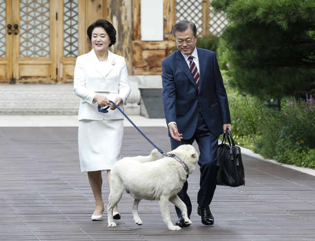지난 2018년 풍산개 마루 환송받으며 평양 출발하는 문 대통령 내외 [연합]