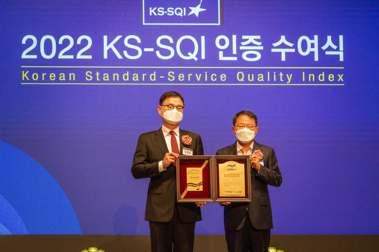 한국서비스품질지수 1위 기업 인증 수여식. 제주 리조트 부문 1위 해비치 호텔앤드리조트 원영욱 상무(왼쪽)