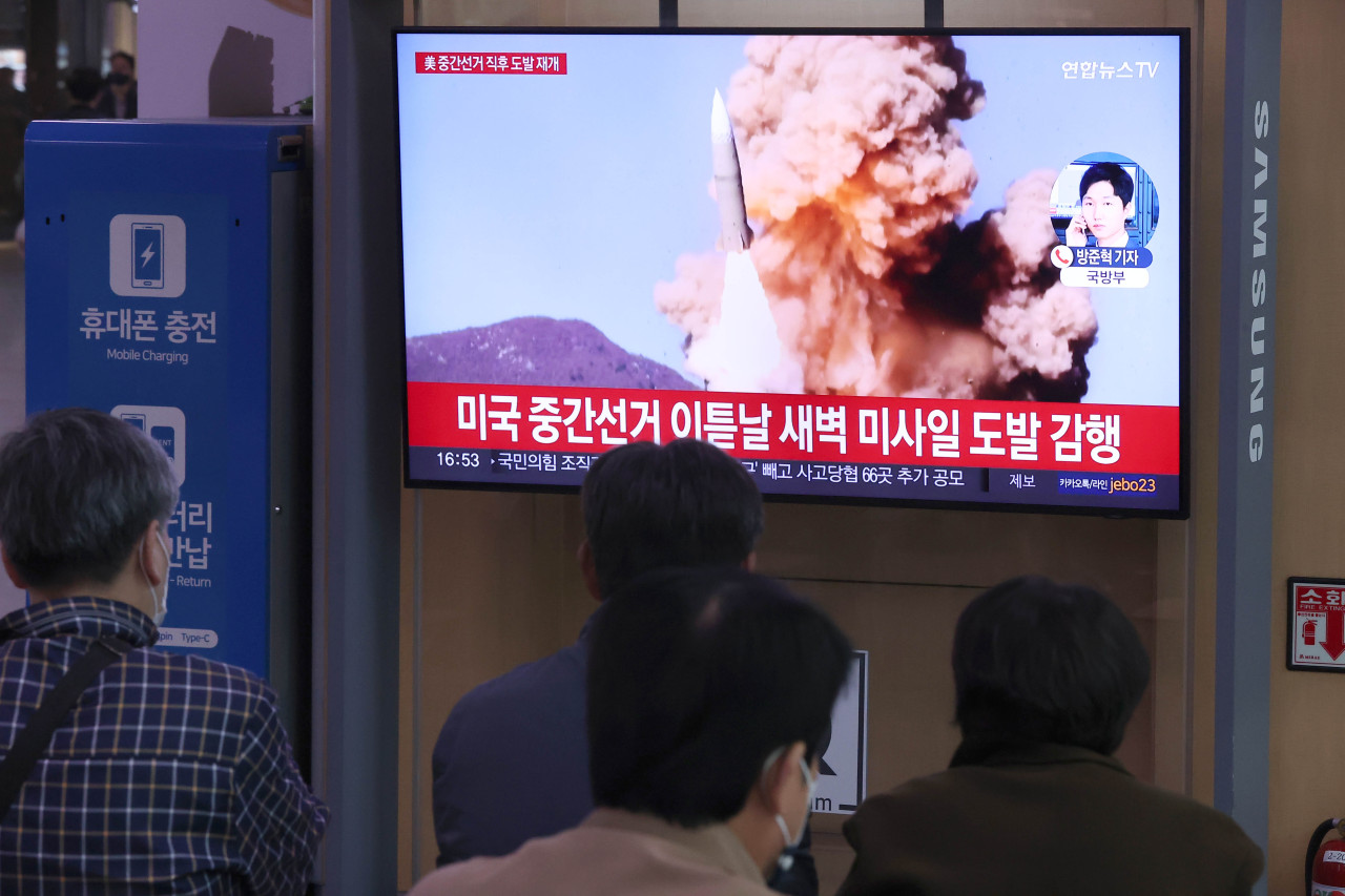 People watch a TV report at Seoul Station on Nov. 9, 2022, about North Korea's launch of a short-range ballistic missile into the East Sea earlier in the day. The Joint Chiefs of Staff said it detected the launch from the Sukchon area in South Pyongan Province at around 3:31 p.m. (Yonhap)