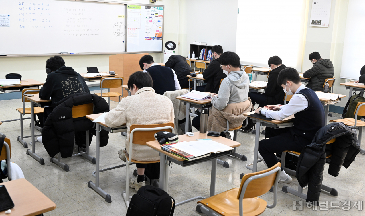 2023학년도 대학수학능력시험을 10일 앞둔 7일 서울 용산구 후암동 용산고등학교에서 학생들이 수업 전 자습을 하고 있다. [임세준 기자]