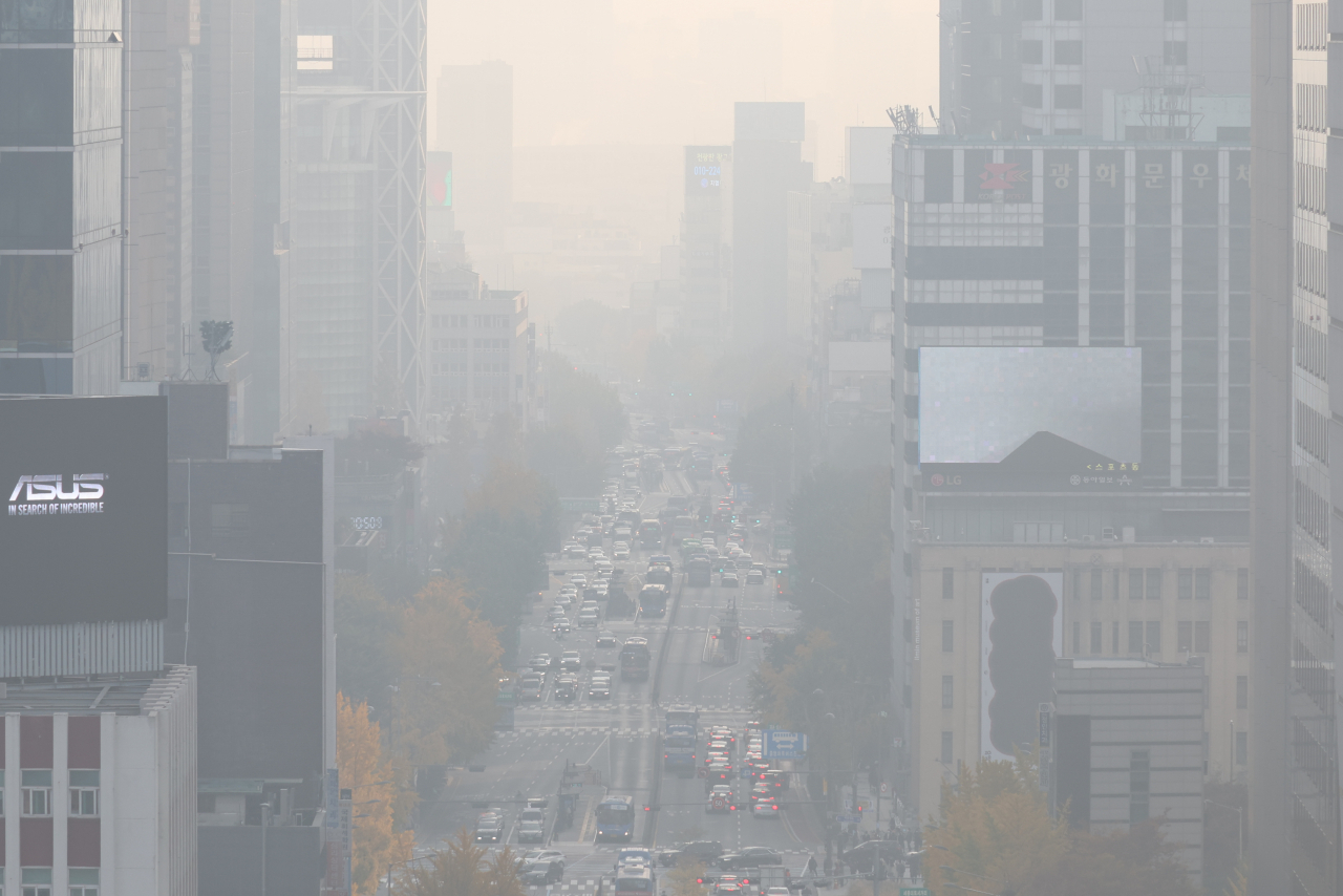 9일 오전 미세먼지와 안개가 가득한 서울 종로 일대 모습.[연합]