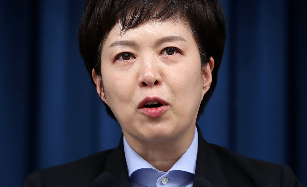 김은혜 대통령실 홍보수석이 9일 오후 서울 용산 대통령실 청사 브리핑룸에서 윤석열 대통령의 염수정 추기경, 정순택 대주교 면담 내용 중 이태원 참사와 관련한 발언 등에 대해 브리핑 도중 울먹이고 있다. [연합]