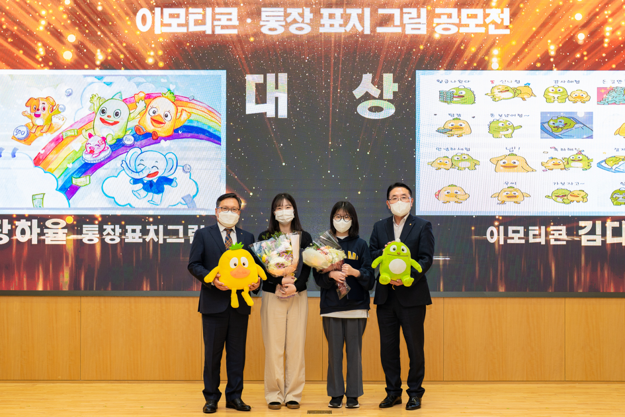9일 NH농협은행 본사에서 개최된 '제3회 올원프렌즈 공모전' 시상식에서 NH농협은행 임동순 수석부행장(왼쪽 첫 번째)과 부문별 대상 수상자가 기념촬영을 하고 있다.