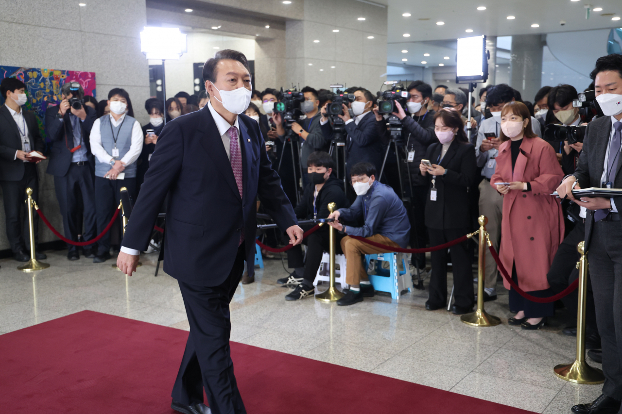 윤석열 대통령이 10일 오전 서울 용산 대통령실 청사로 출근, 기자들과 질의응답을 마친 뒤 집무실로 향하고 있다. [연합]