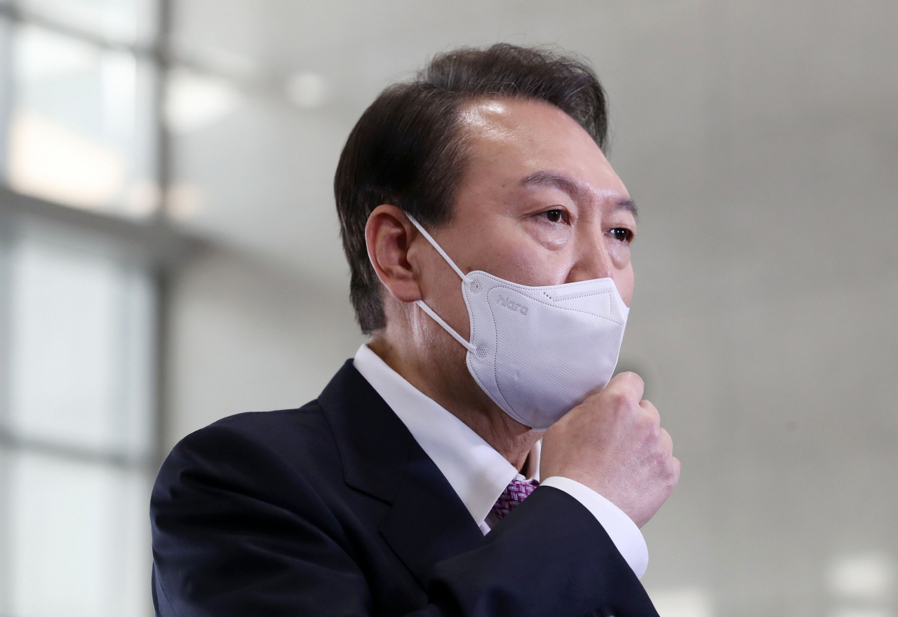 윤석열 대통령이 10일 오전 서울 용산 대통령실 청사로 출근, 기자들과 질의응답을 하고 있다. [연합]